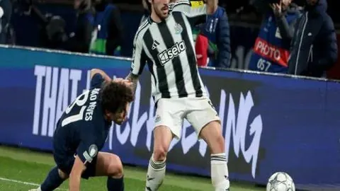 沧州雄狮与上海申花战成平手，敦比亚破门奥斯卡头球救主