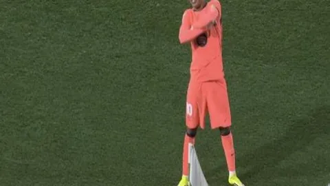 “欧冠半决赛首回合：曼城4-3逆转皇马，德布劳内双响，本泽马立功”